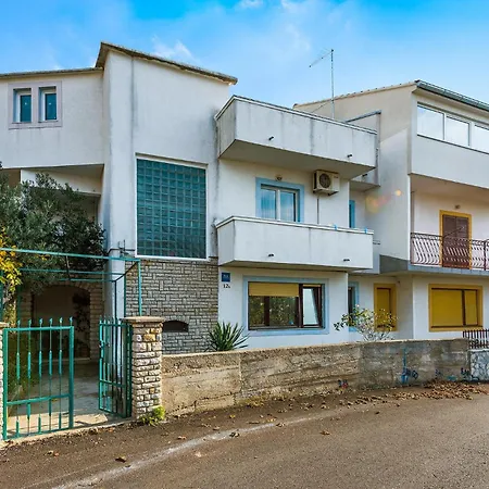 شقة 2 Bedroom Gorgeous In Tribunj Tribalj